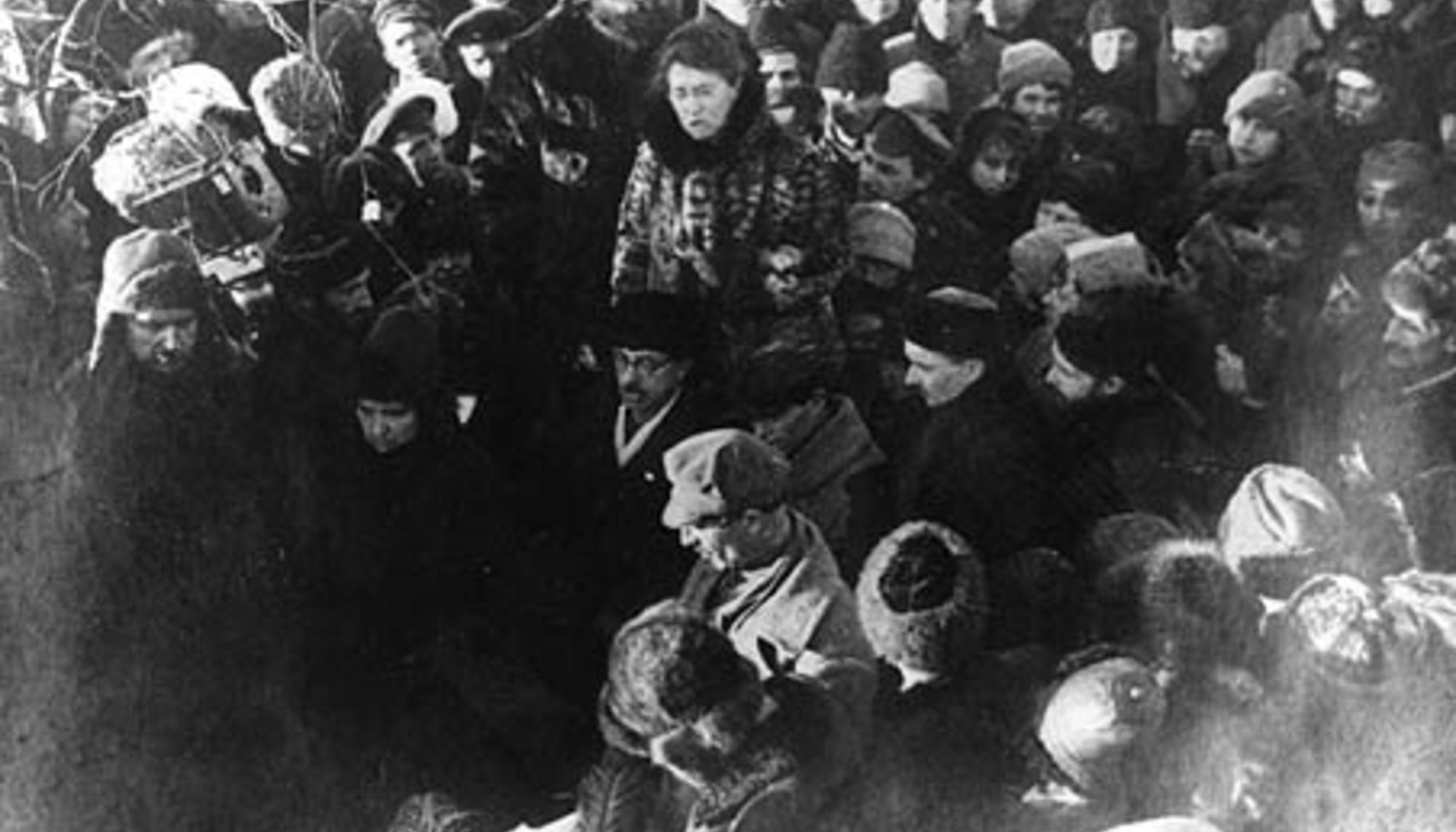 Entierro de Kropotkin. Emma Goldman en el centro